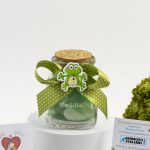 bomboniera-vaso-in-vetro-con-tappo-in-sughero-applicazione-rana-e-nastro-verde-a-pois-510x633 bomboniera-vaso-in-vetro-con-tappo-in-sughero-applicazione-rana-e-nastro-verde-a-pois-510x633