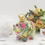 bomboniera-salvadanaio-elefante-decoro-foglie-verdi-e-sacchetto-bianco-con-confetti-510x633 bomboniera-salvadanaio-elefante-decoro-foglie-verdi-e-sacchetto-bianco-con-confetti-510x633